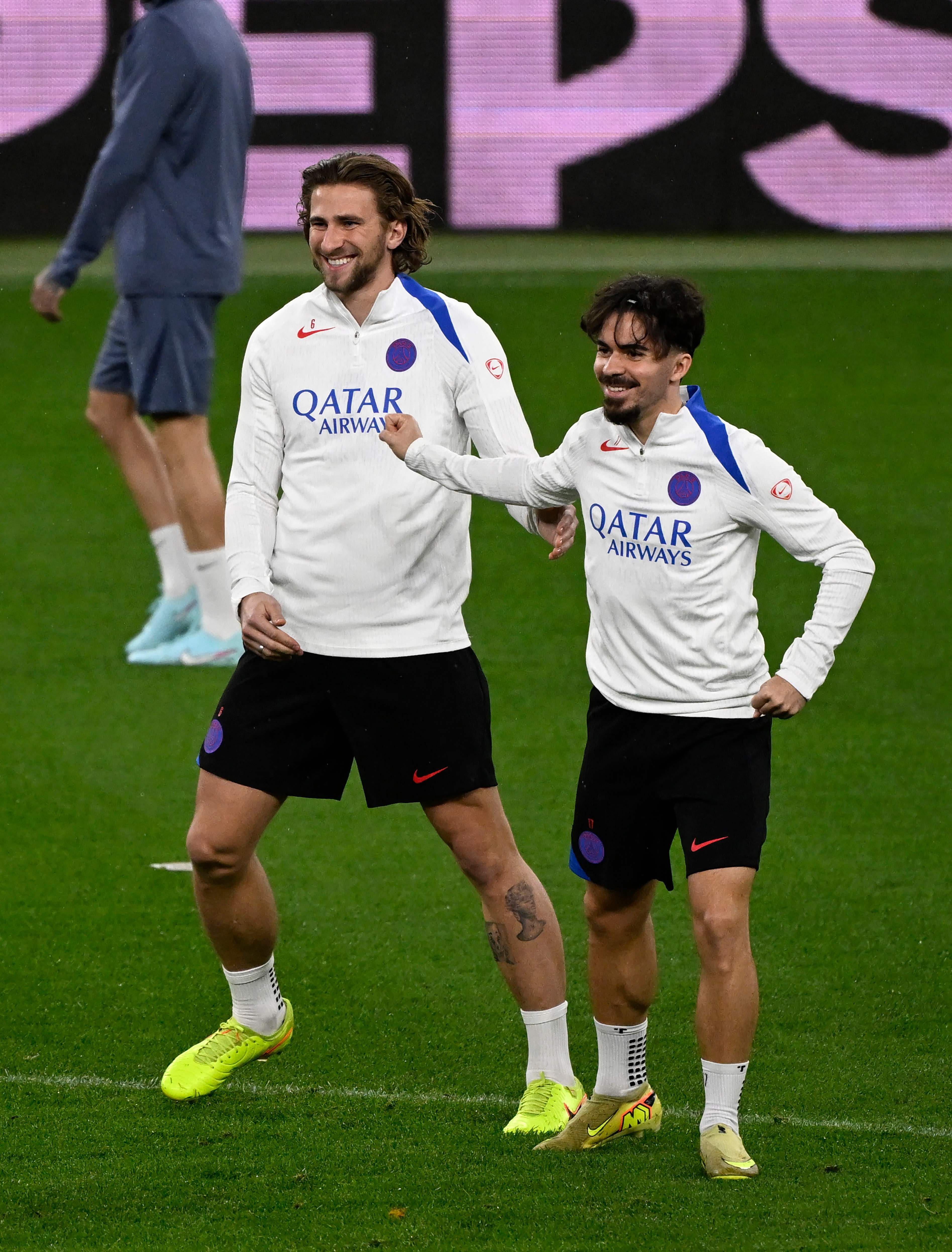 关于关键时刻巴黎圣日耳曼调整名单以备亚冠皇家马德里迎NBA常规赛关键赛，今晨里昂备战法甲直接炸裂的信息